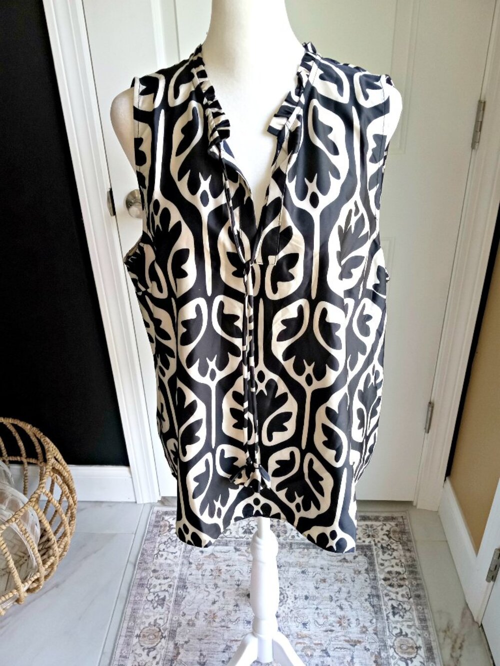 NWOT! CeCe SATINY SLEEVELESS BLOUSE SZ L